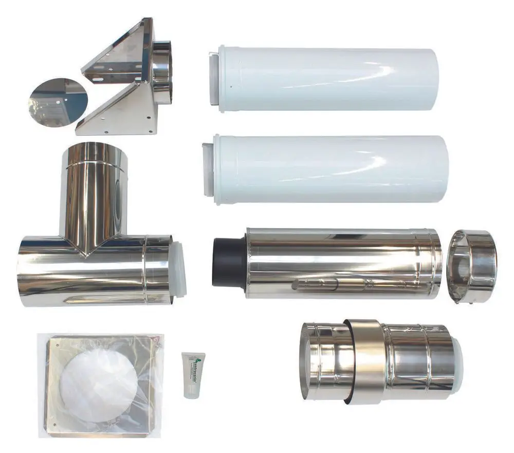 Montageset aus verschiedenen Rohrteilen und Verbindungselementen, geeignet für die Wandmontage. Produkt von Vaillant, um Abgasleitungen zu installieren.